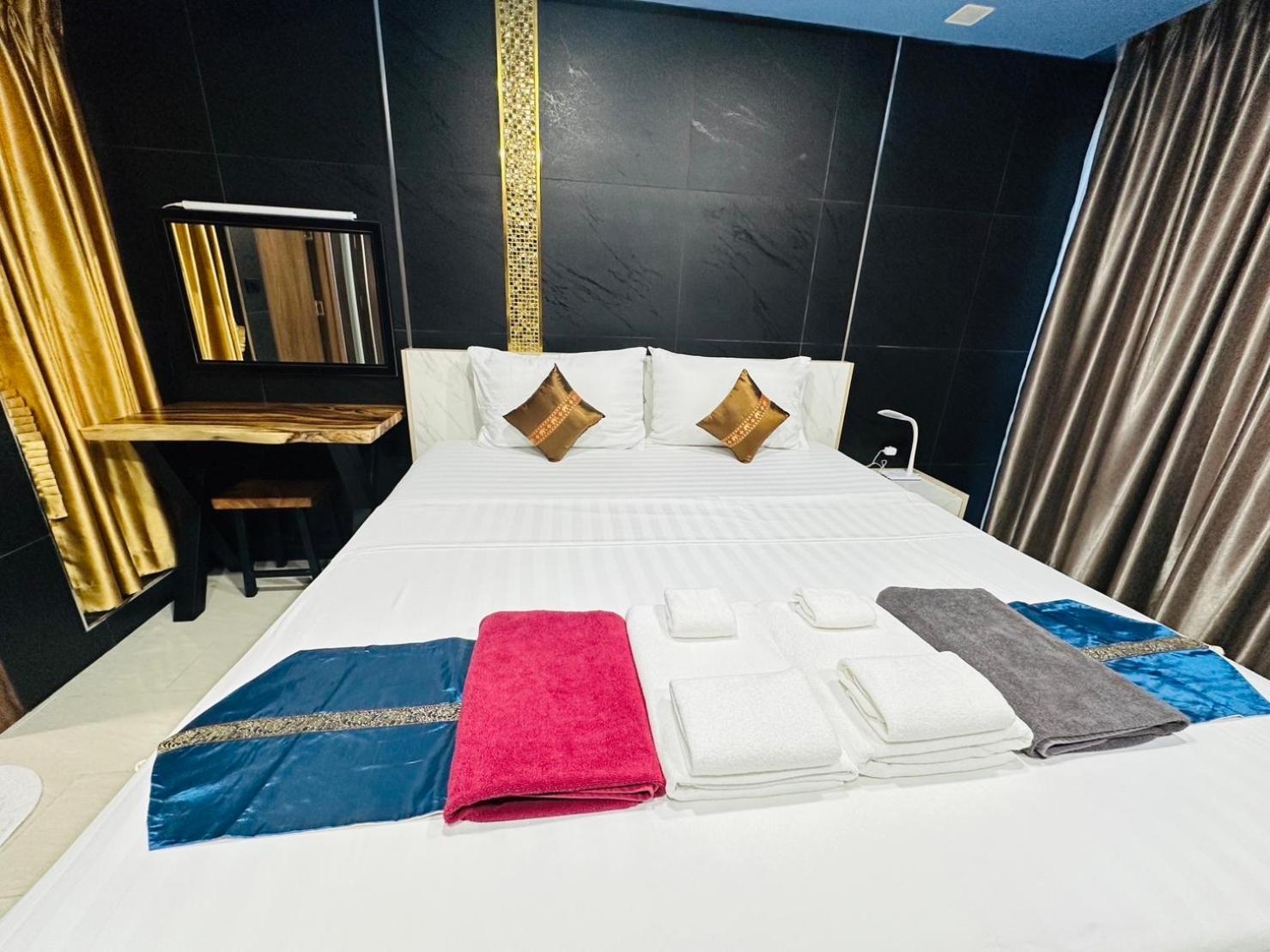 Luxury Business Suits In Grand Avenue By Pattaya City Estates Buitenkant foto